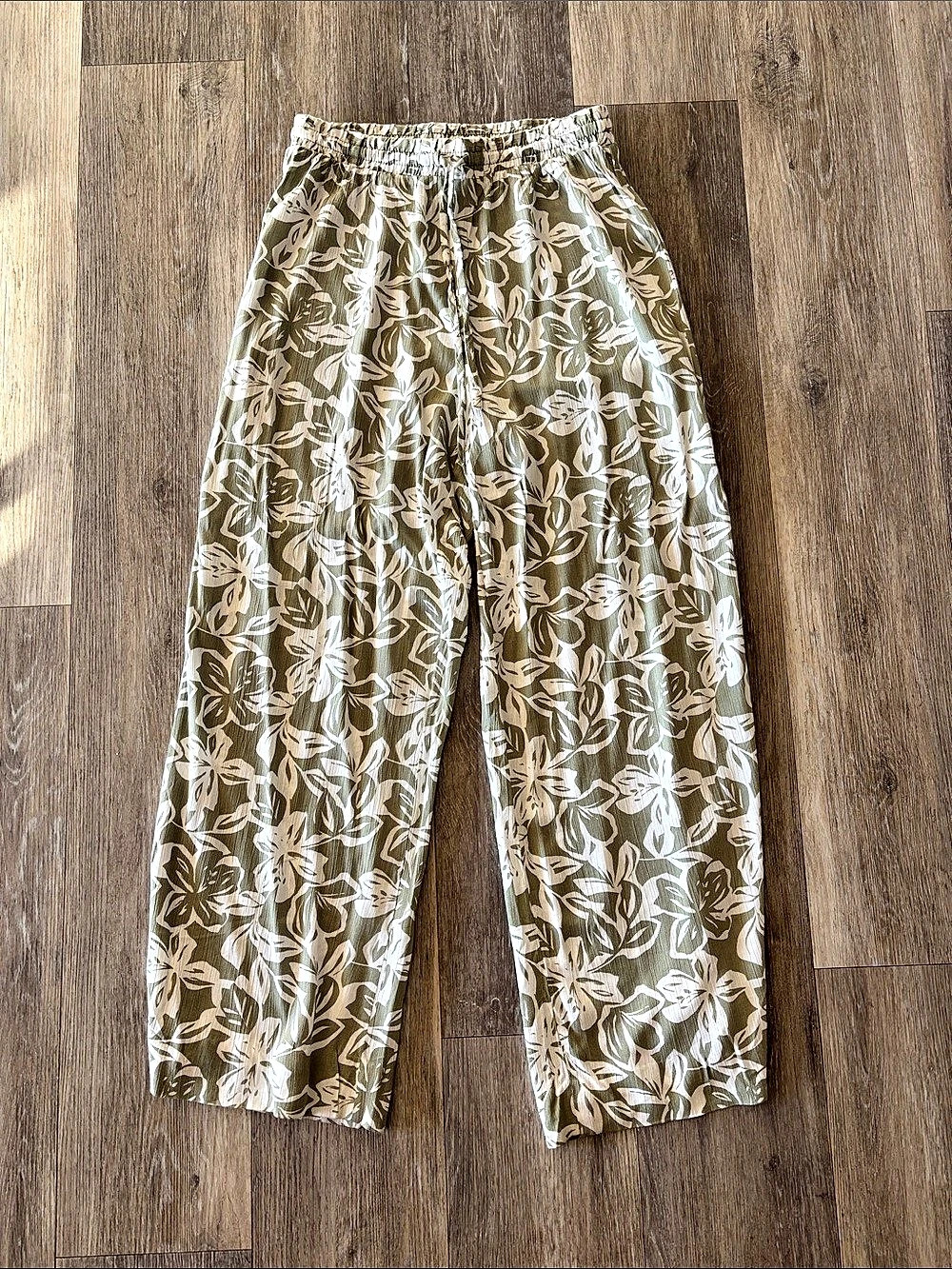 Robert Louis Wide Leg Floral Pants in Green & White Size Small Like New